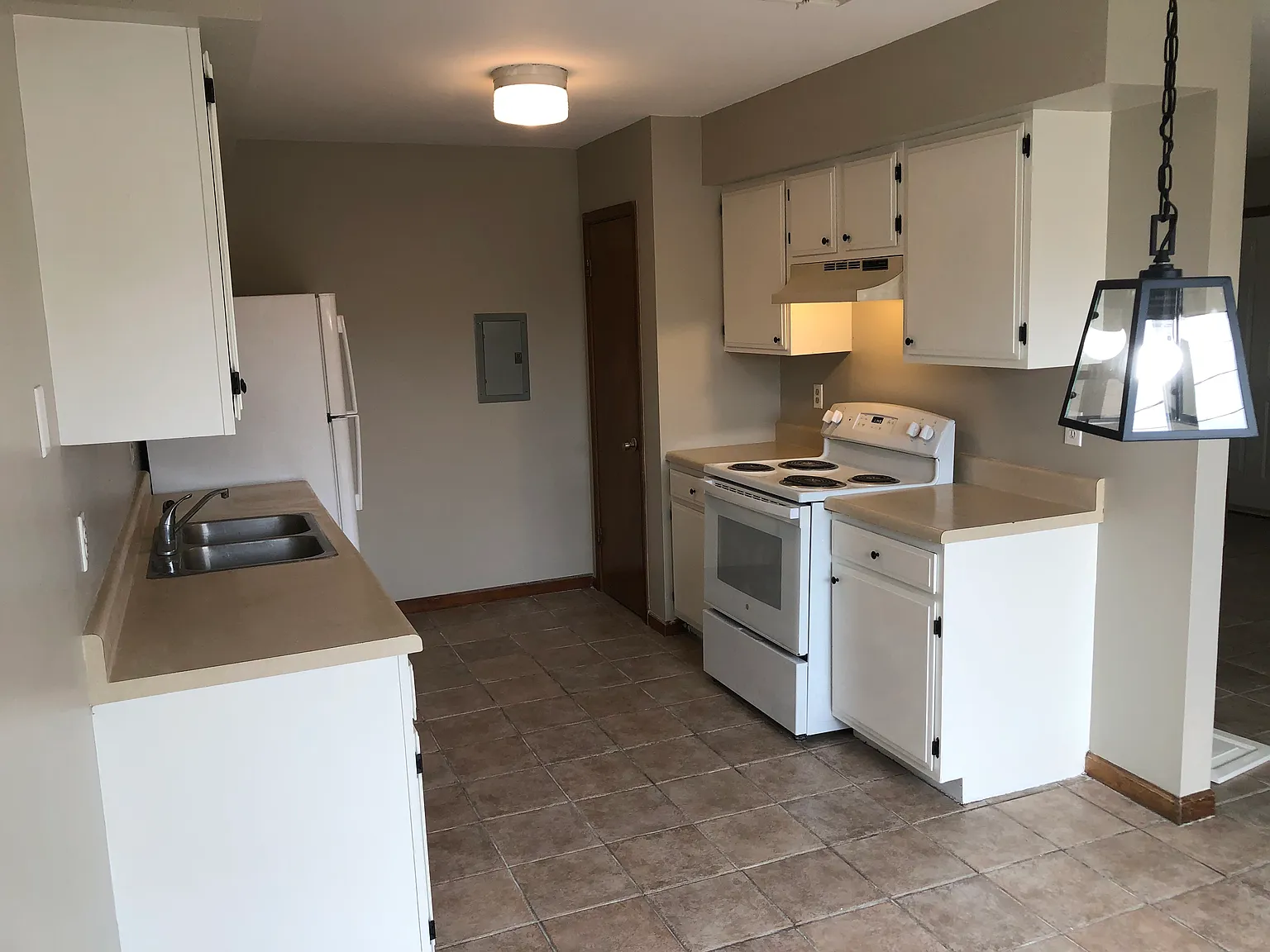 220 Gloria St — Photo 3