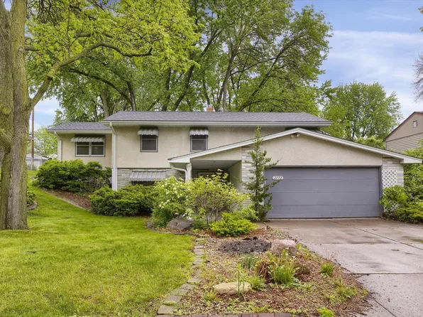2772 Fernwood St, Roseville, MN 55113