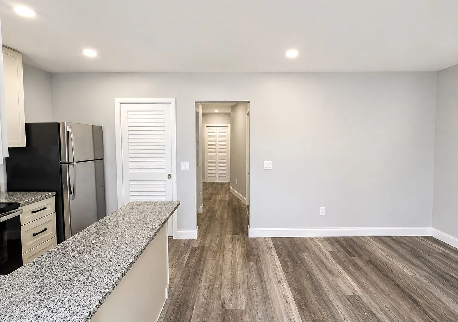Annual UNfurnished Beautifully totally renovated duplex in Sarasota — Photo 3