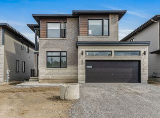 802 Ninaatik Pl #B, Ottawa, ON K1X0J7