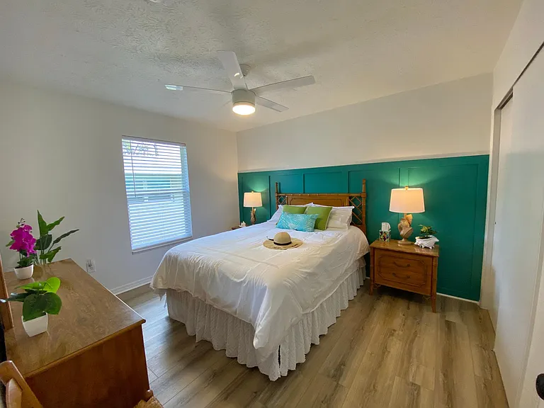 Main Bedroom - Showing Queen Bed & previous furnishings