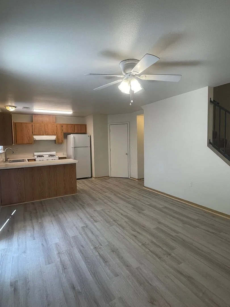 805-807 Cally Court — Photo 4