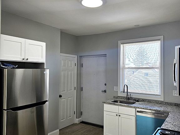 3rd image of 33 Rowe Ave