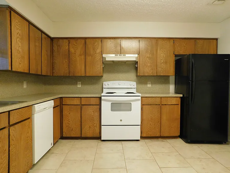 2204 Canterbury Ct #2204 — Photo 10