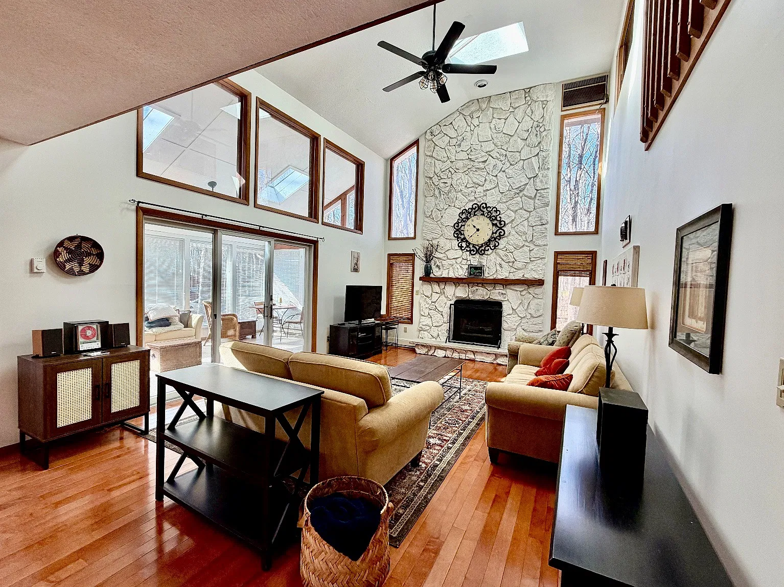 3 bed, 2.5 bath, 2216 sqft, $2,500 — Photo 3