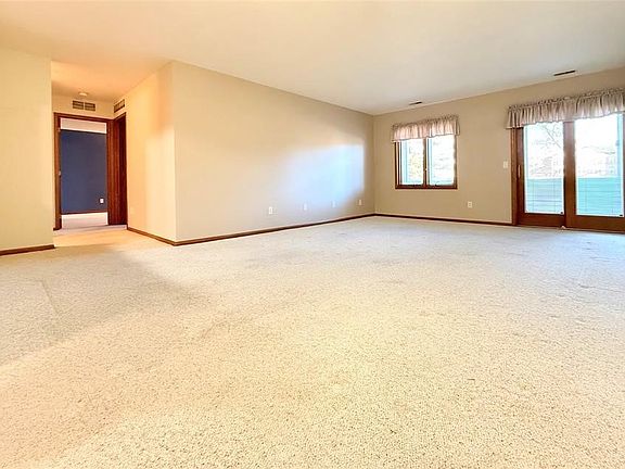 5th image of 409 SE Delaware Ave Unit 202