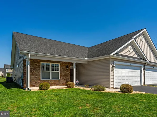 35 Cotswold Ln, Falling Waters, WV 25419