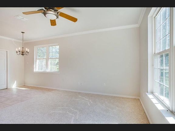 Living area/dining