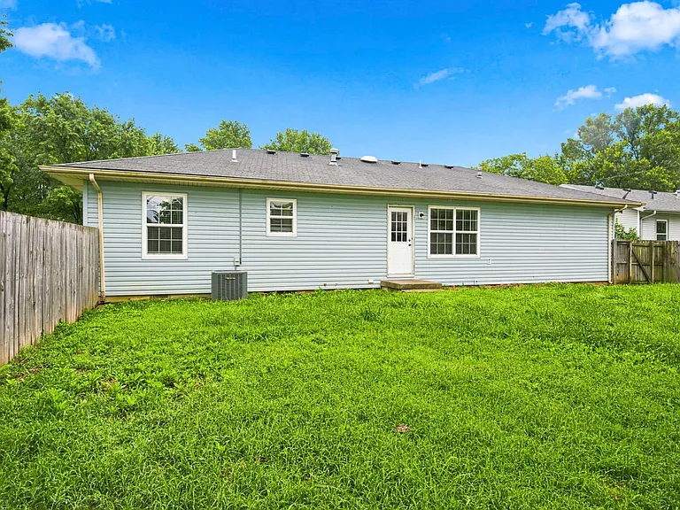 511 E Dyann Dr — Photo 21