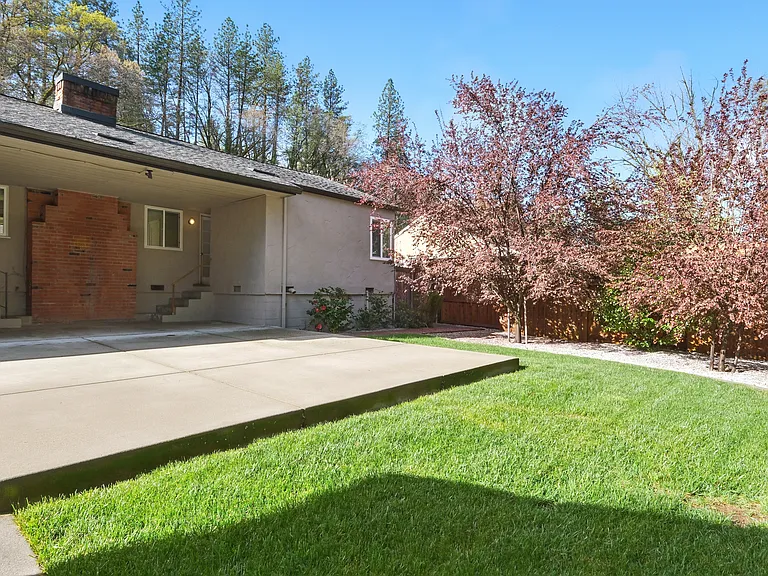 1385 Martin Ln — Photo 30