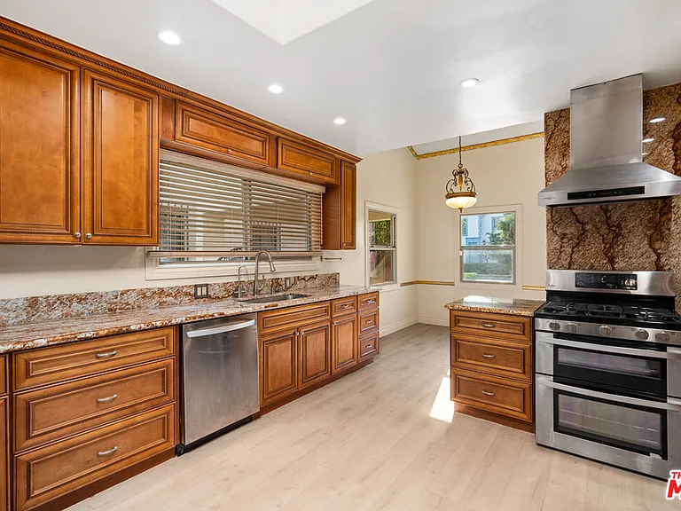 422 S Clark Dr — Photo 7