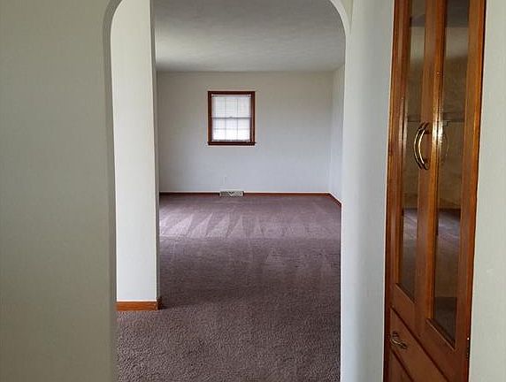 5th image of 875 Amherst Dr