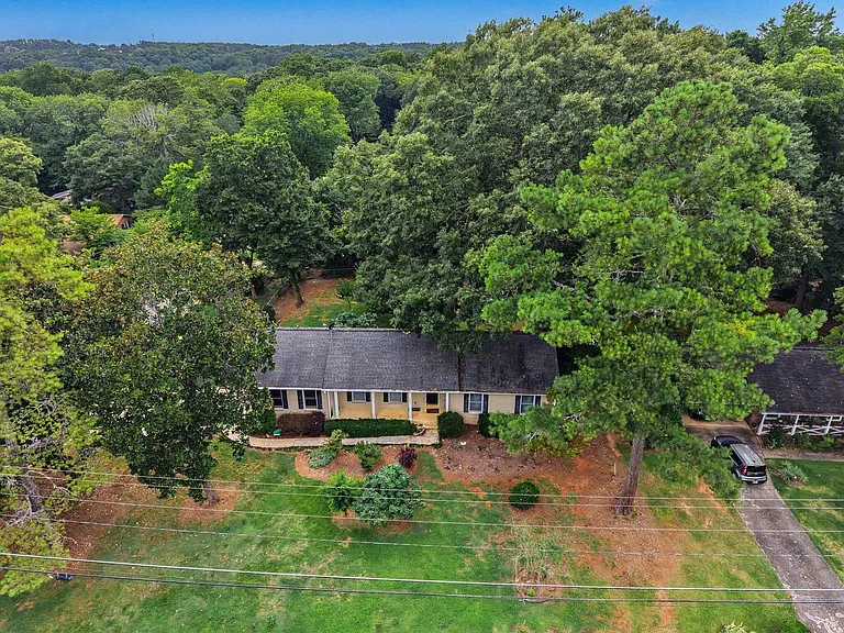 290 University Cir — Photo 26