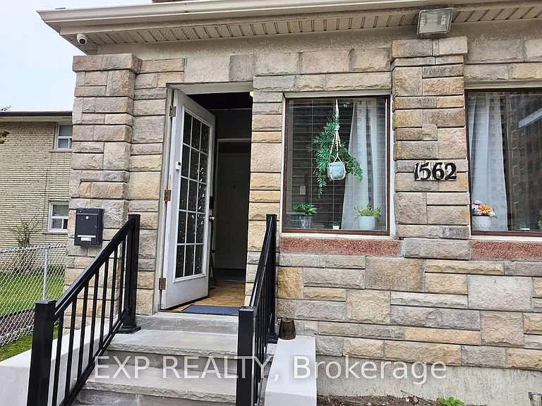 1562 Jane St — Photo 11