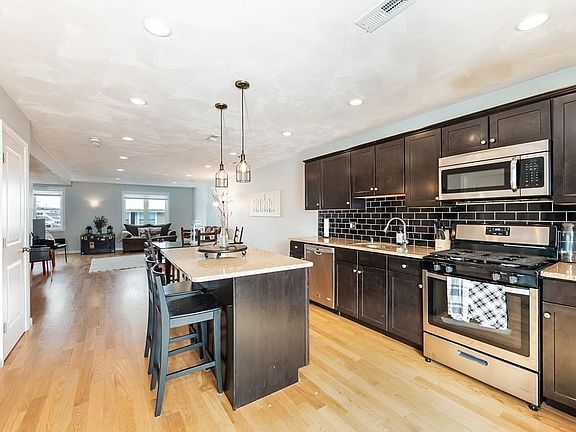2nd image of 867 Saratoga St #2