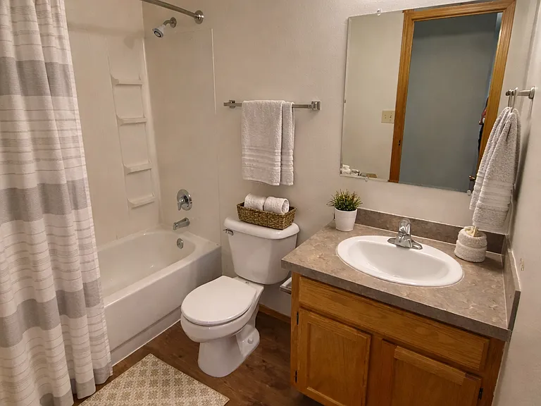 209 E 14th Ave (Baker) 2 bed/1 Bath- UPDATED UNIT; limited units
