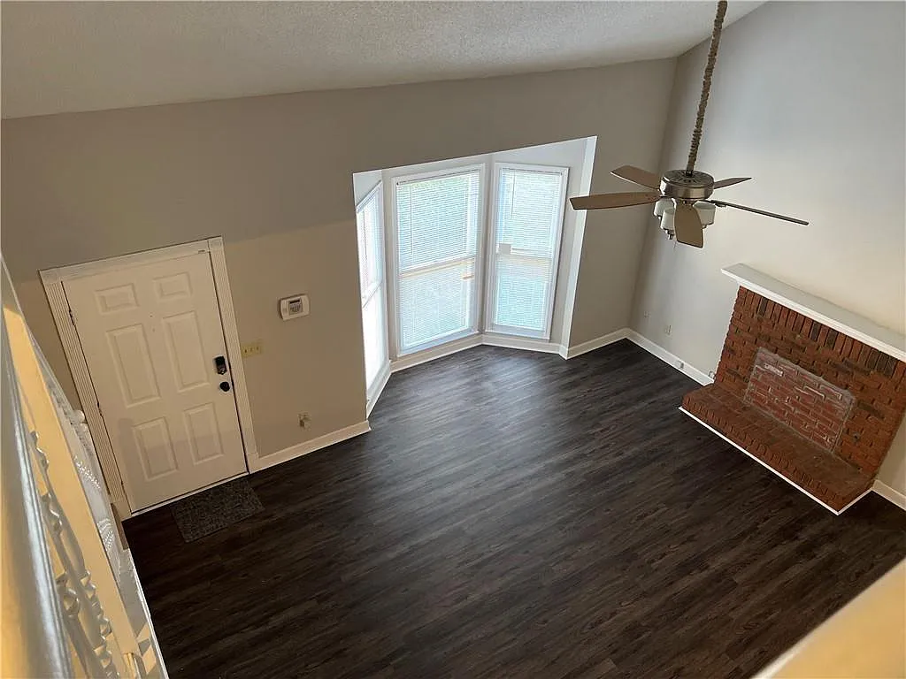 2 bed, 2.0 bath, 1376 sqft, $1,700 — Photo 2
