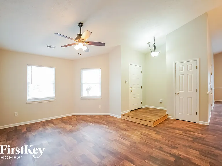 825 Country Ln — Photo 2
