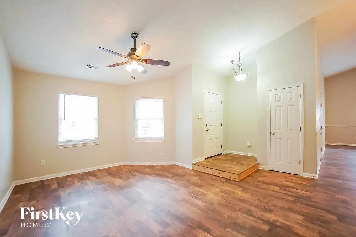Building Photo - 825 Country Ln