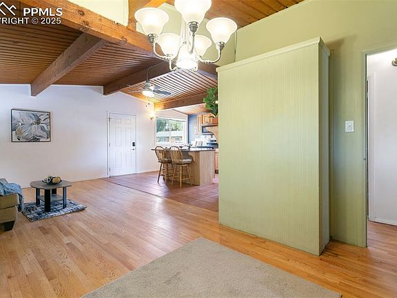 4th image of 1039 E La Salle St