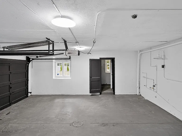 1085 Ridge Rd — Photo 32