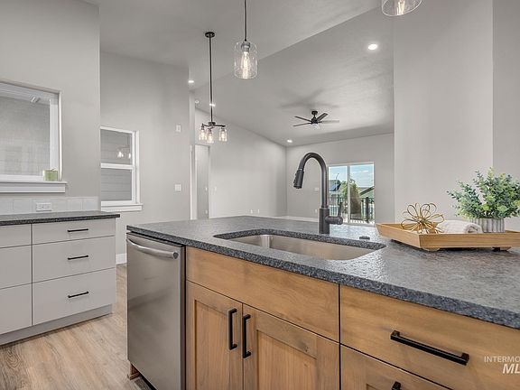 3rd image of 2810 Driftwood Dr