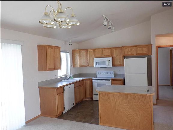 3rd image of 1669 Foxglove Ave