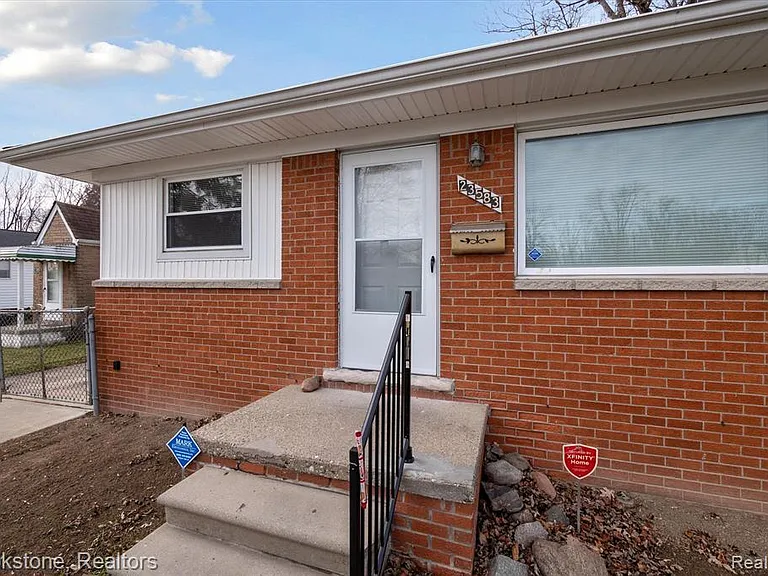 23583 Columbus Ave — Photo 2
