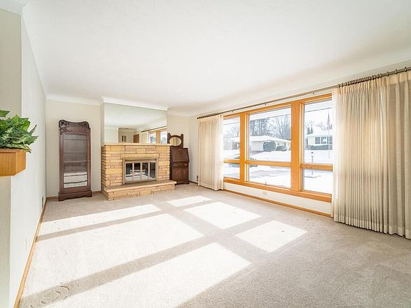 3rd image of 1489 Woodlynn Ave