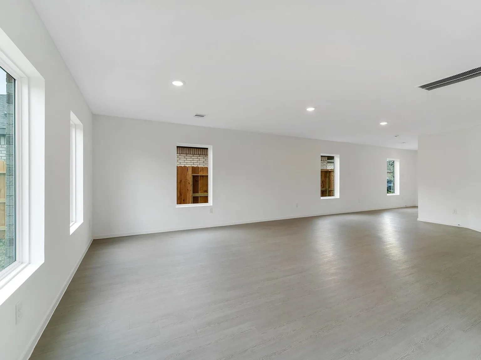 4 bed, 2.5 bath, 2440 sqft, $2,599 — Photo 4