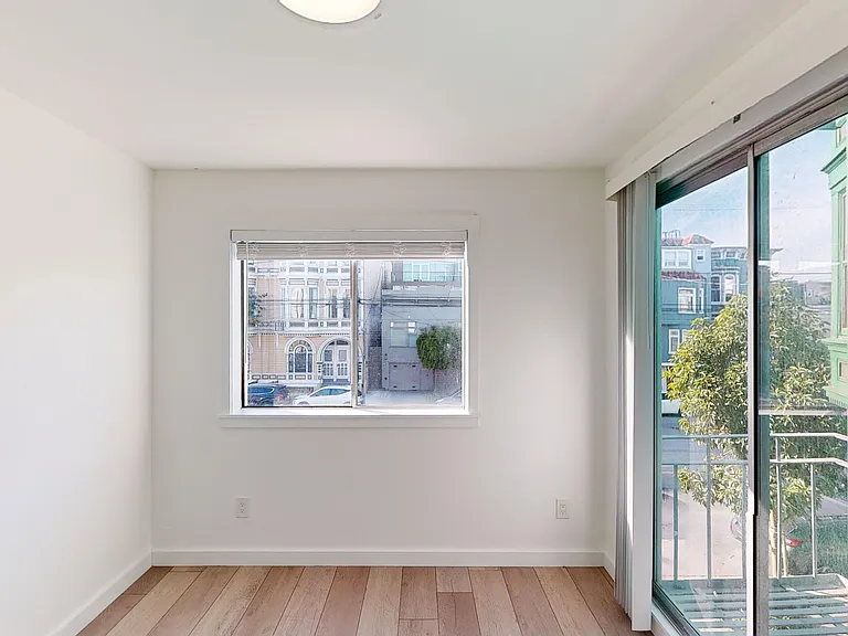 1085 S Van Ness Ave — Photo 1