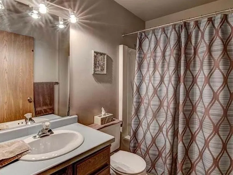 upstairs 2nd bathroom