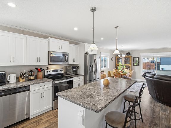 4th image of 712 E Shuswap Rd #17