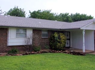 1028 NW 20th St, Moore, OK 73160