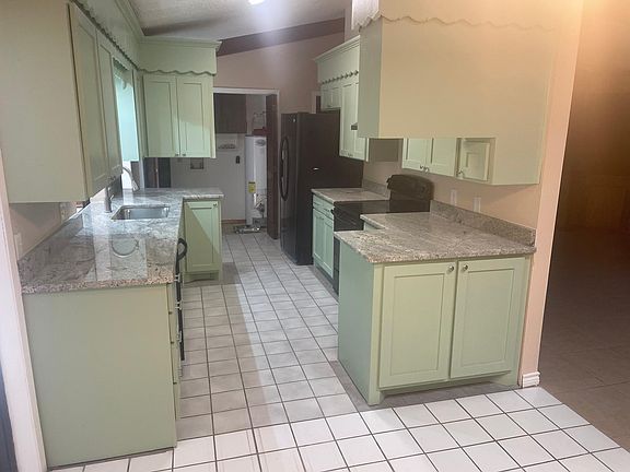 4th image of 183 Heatherwood St