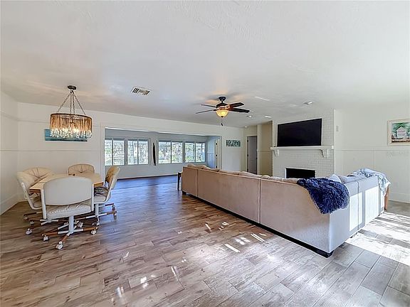 2nd image of 536 NW 9TH AVENUE