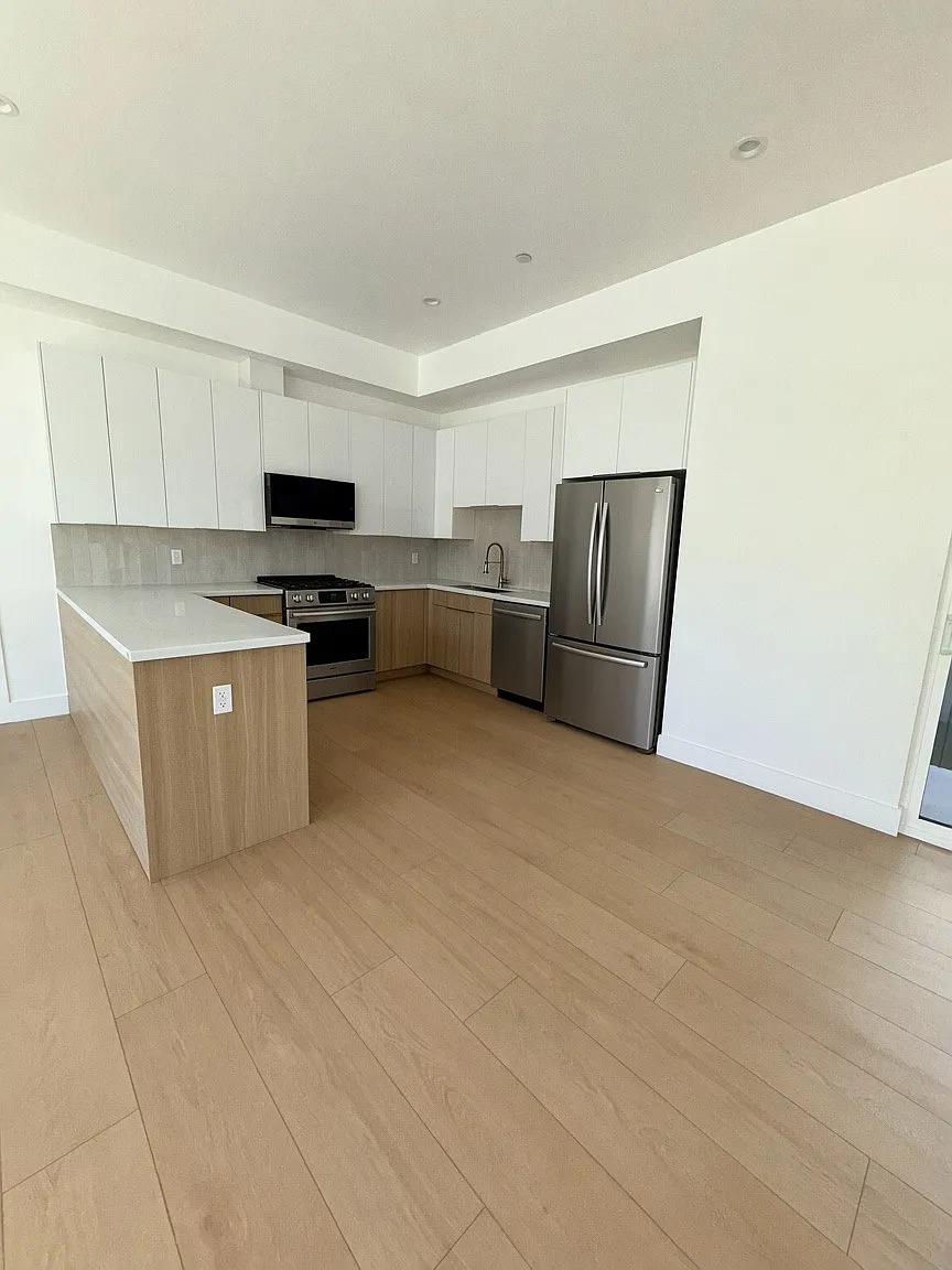 4 bed, 4.5 bath, 1902 sqft, $4,995 — Photo 2