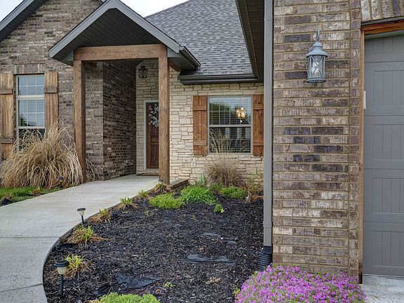 2nd image of 2409 Walnut Grove Cir