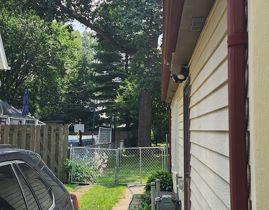 300 E Marshall St, photo 23