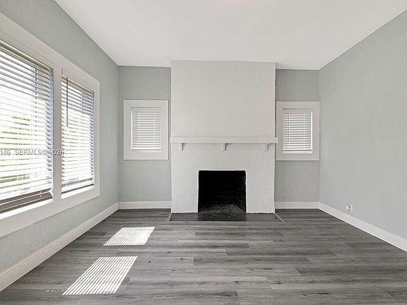 3rd image of 327 SW 20th St Unit 2