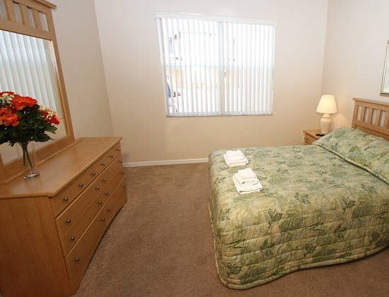 RO4T2705R-queen-bedroom