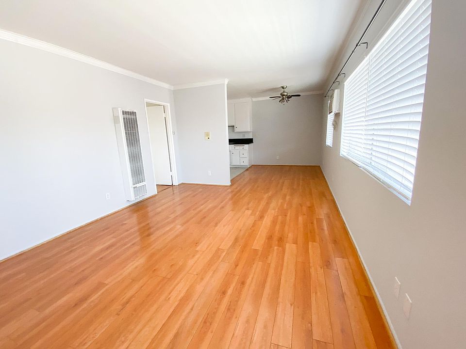 Very bright living area w dining area.