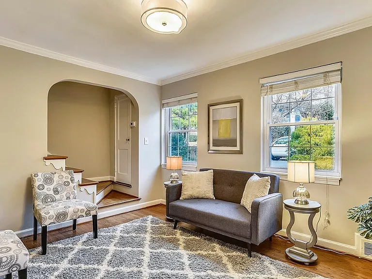 28 W Caton Ave — Photo 2