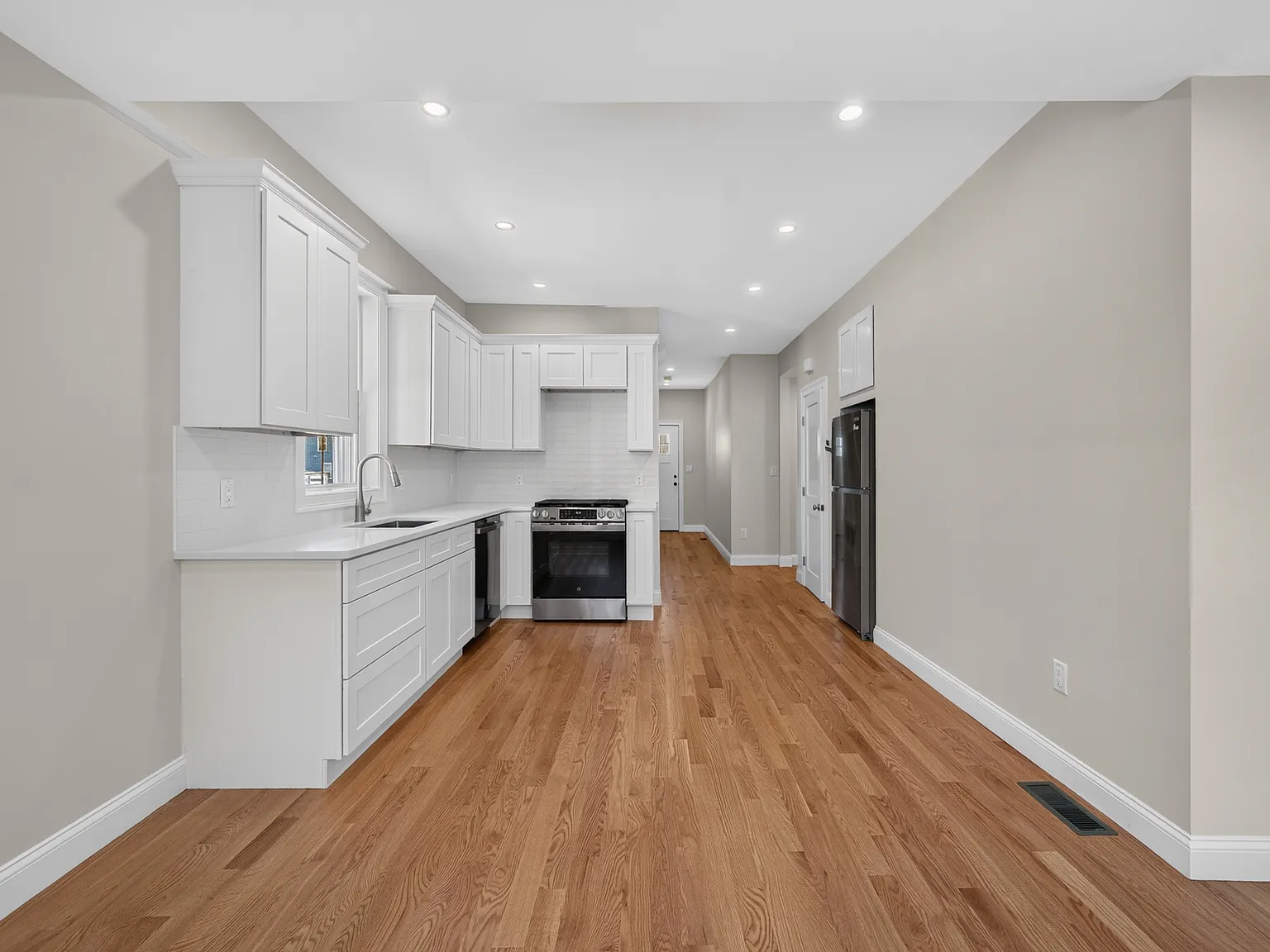 2 bed, 900 sqft, $3,400 — Photo 4