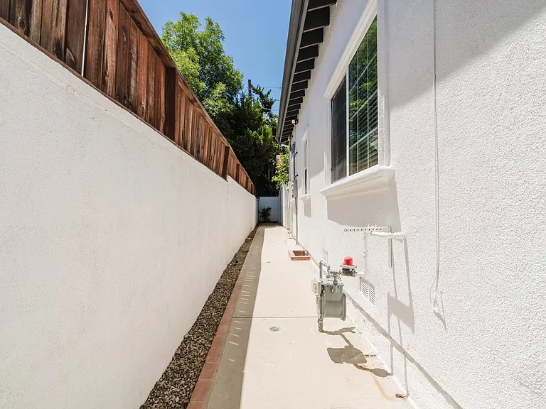 17908 Califa St — Photo 49