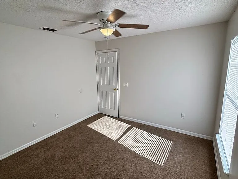 205 Churchill Ct — Photo 13