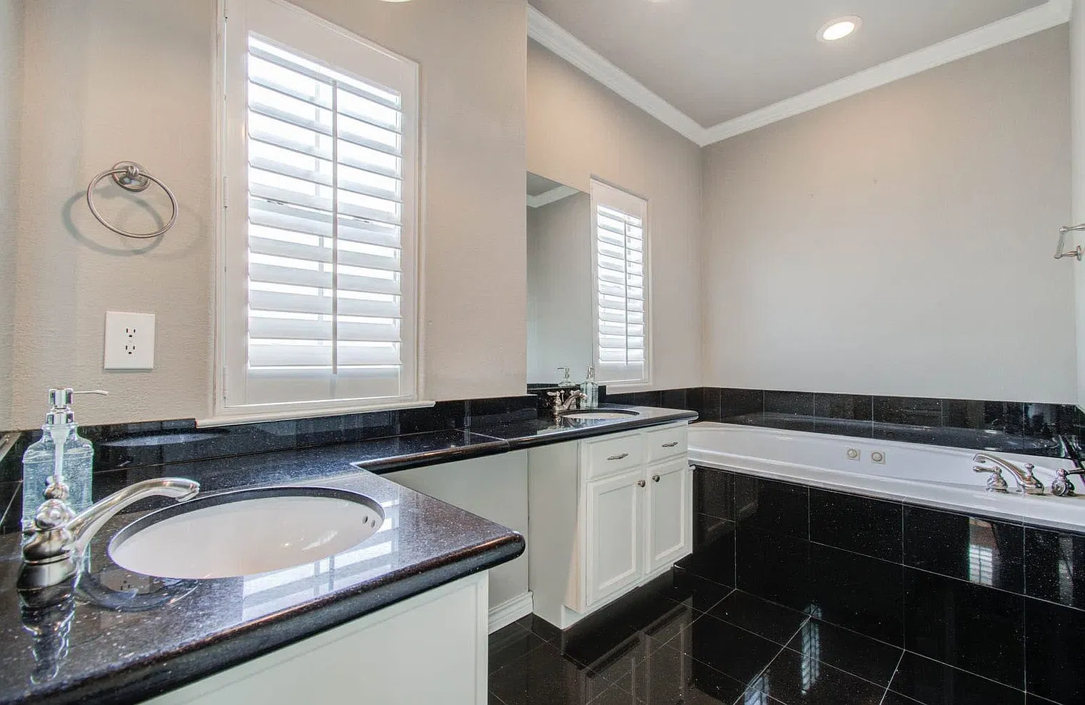 3 bed, 3.0 bath, 2389 sqft, $6,654 — Photo 2