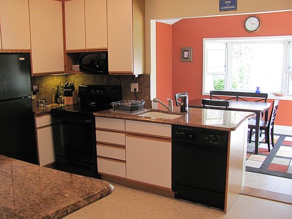 Updated kitchen w/granite!