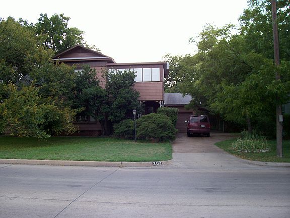 5th image of 202 Peters St