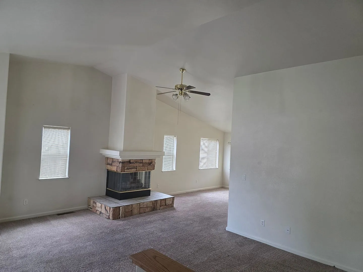 Great location for a 4 bedroom 3 car garage home — Photo 2